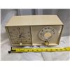 Image 2 : Vintage General Electric Clock radio. Clock Works
