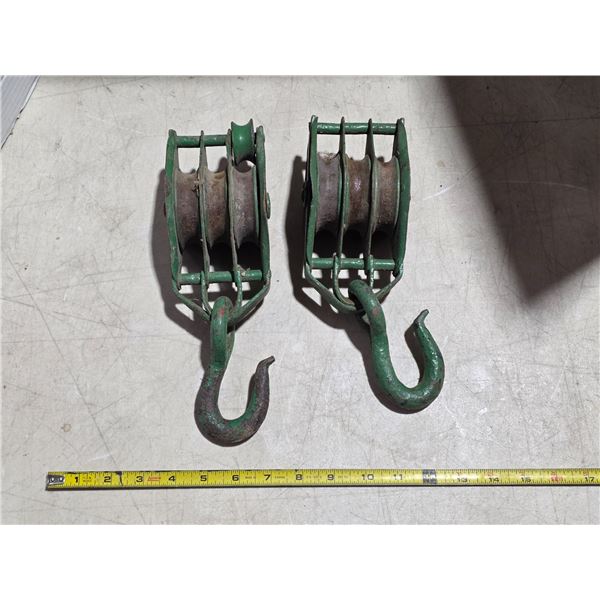 2 metal pulleys
