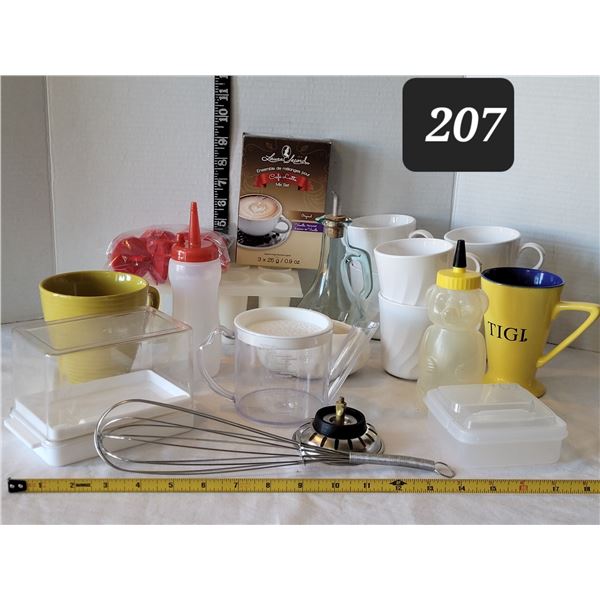Group of kitchen ware, vintage & newer.
