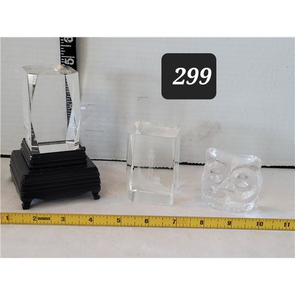 Royal Krona  Swedish crystal owl. Color changing stand for glass pieces.