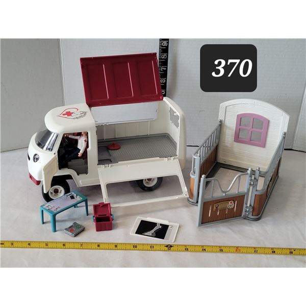 Vtg Schleich mobile horse hospital & horse pen. Made in Bosnia.