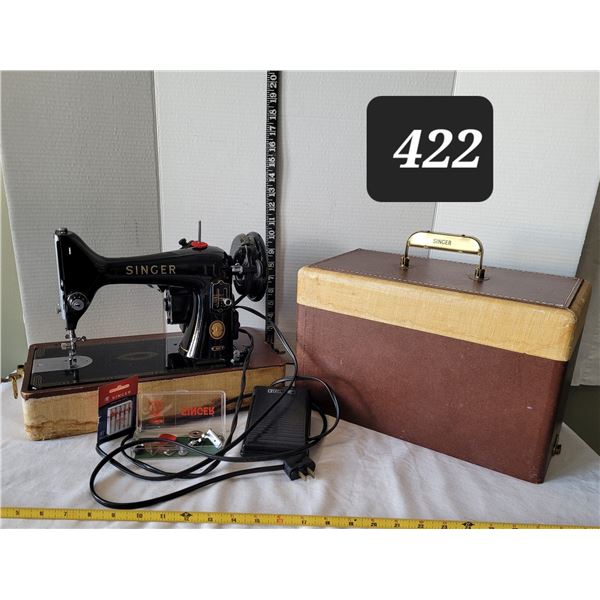 Vtg. Portable Singer sewing machine & accessories. Excellent condition.