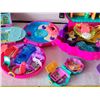 Image 5 : Polly Pocket play sets, with some accessories.
