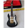 Image 2 : Collector Giftcraft miniature guitar in black case.