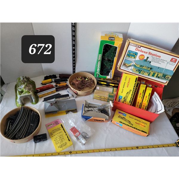 Vtg.N scale Train set. 10 cars, tracks, station, trees, tunnel & parts.