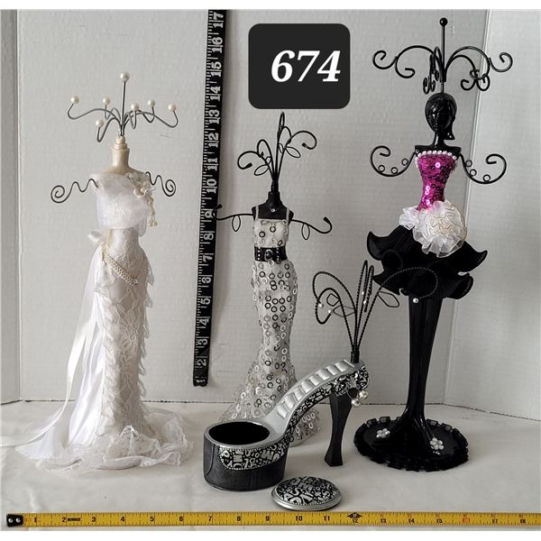 Female mannequins & shoe jewelry displays.