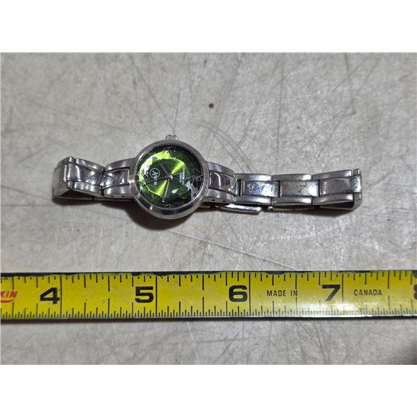 VINTAGE LADIES STUDIO X  QTZ WATCH, NEW BATT, RUNS, NICE GREEN DIAL