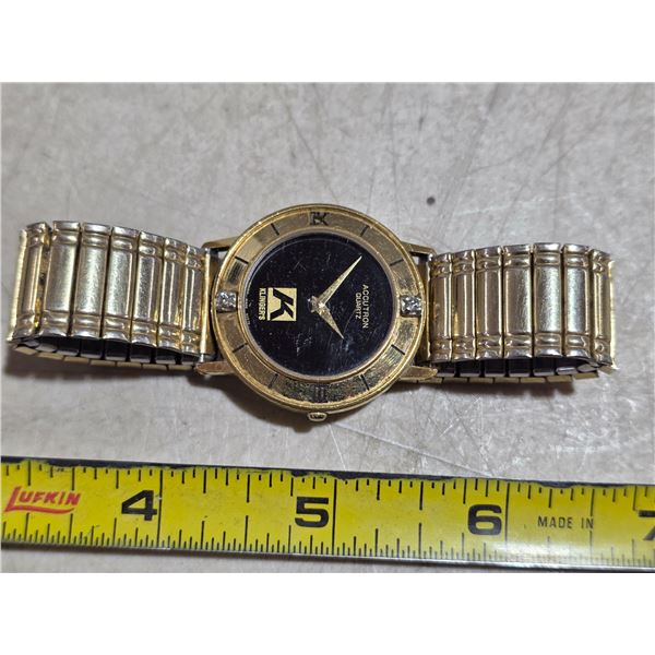 VINTAGE  ACCUTRON  QTZ,  NEW BATT, RUNS