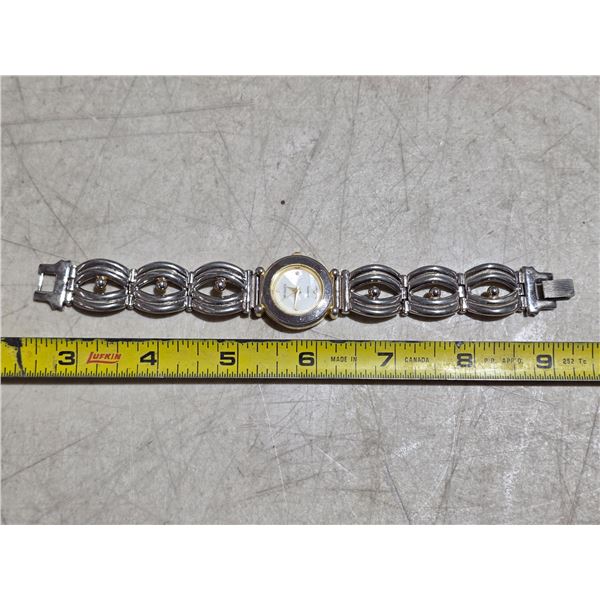 VINTAGE LADIES MIRAGE  QTZ, NEW BATT, RUNS