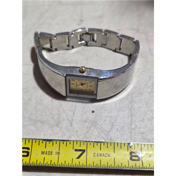 VINTAGE LADIES DOLCE ORA QTZ, NEW BATT, RUNS