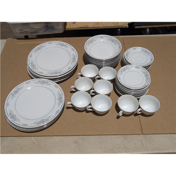 BanBury INN Fine China Set (Dinner Plates, Saucers, tea Cups, and etc.)