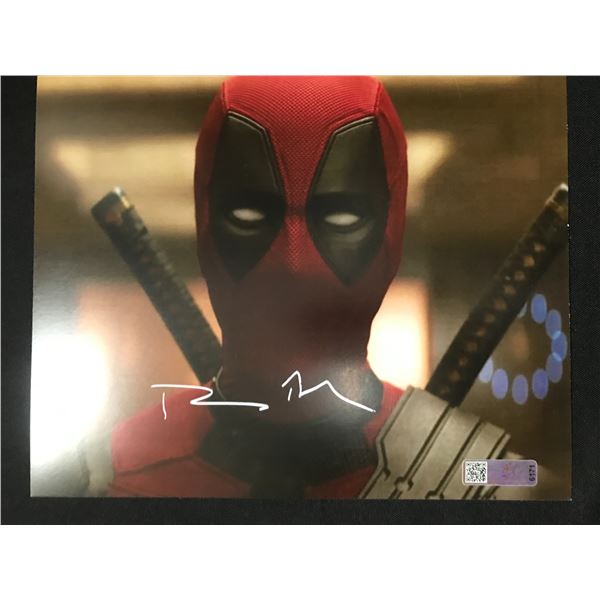RYAN REYNOLDS SIGNED DEADPOOL 8 X 10 (CELEBRITY COA)