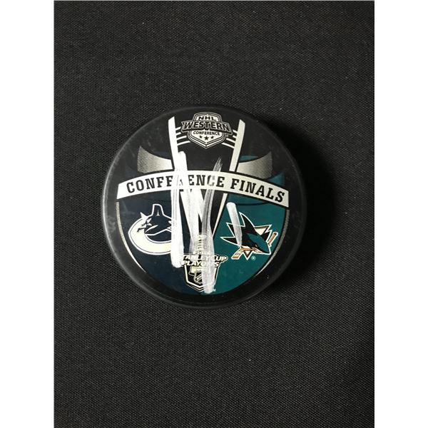 ROBERTO LUONGO SIGNED HOCKEY PUCK (WWOC COCA)