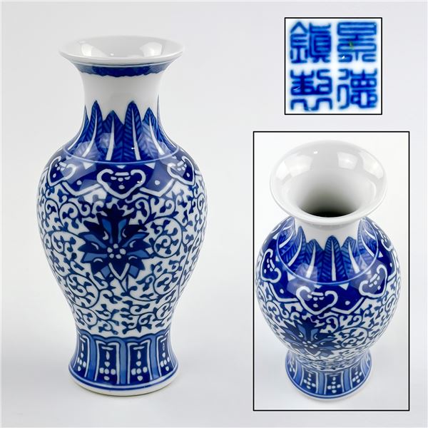 CHINESE BLUE & WHITE PORCELAIN FLOWER BUD VASE