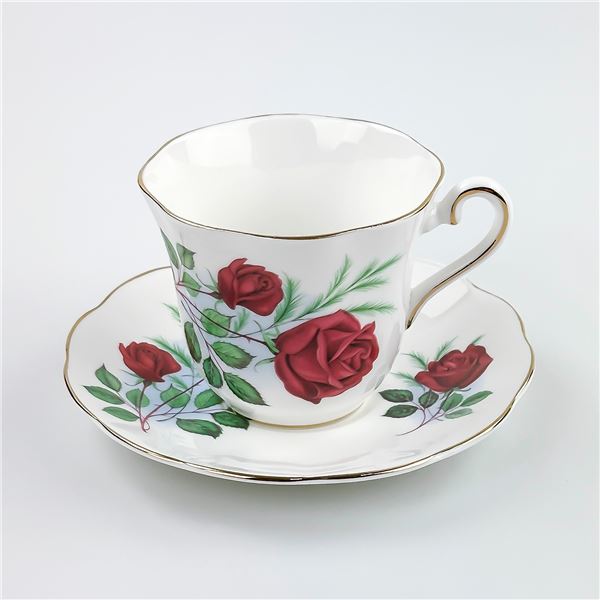 VTG ELIZABETHAN TEA CUP & SAUCER SET - RED ROSES
