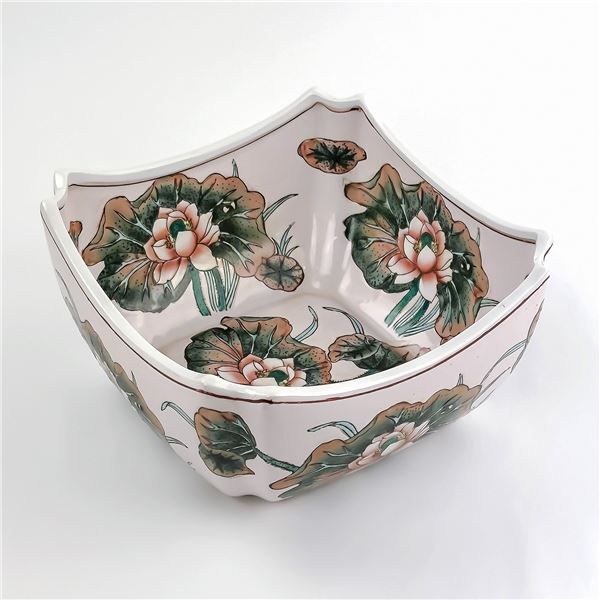 HAND PAINTED MACAU / MACAU-LIKE PORCELAIN BOWL