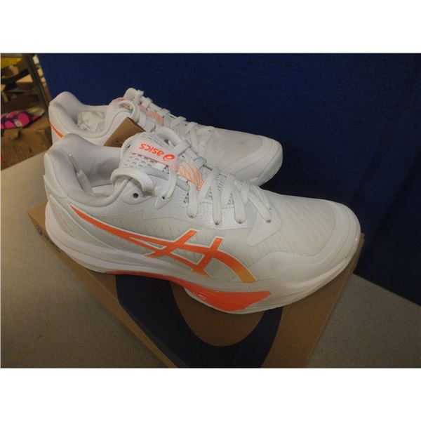 Oasics Size 6 1/2 Ladies Shoes