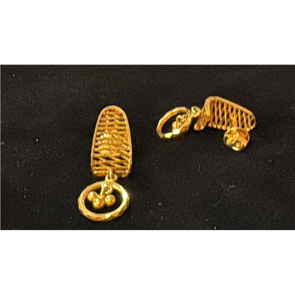 PAIR APPROX 20K+ EARRINGS (4G)