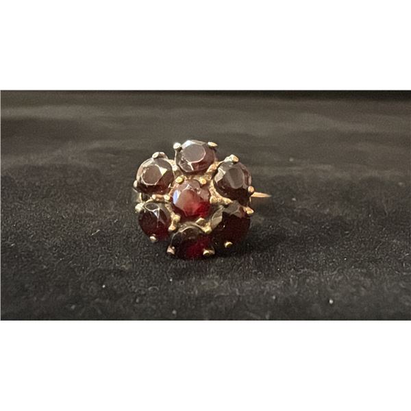 APPROX 8K LADIES RING SET WITH GARNETS (3.7G)