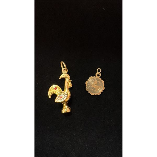 APPROX 18K ROOSTER CHARM & APPROX 10K SCORPIO CHARM (2.2G)