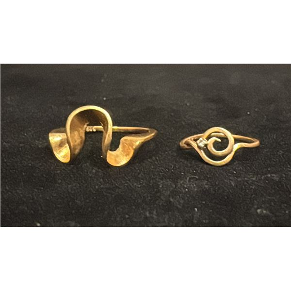 APPROX 14K LADIES SWIRL RING & APPROX 10K LADIES SWIRL RING SET WITH DIAMOND (2.8G)