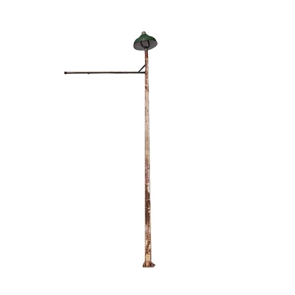 113" Industrial Service Stn Island Wired Lamp Post