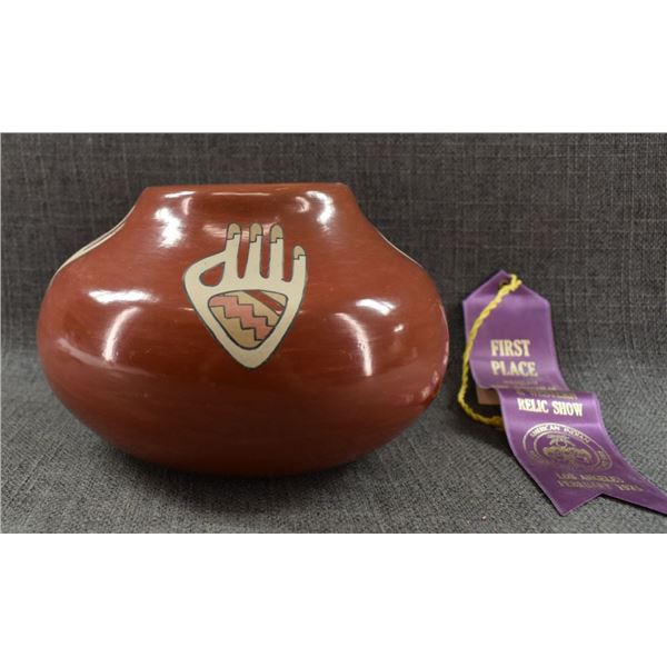 SANTA CLARA POTTERY JAR ( LOIS AND DEREK GUTIERREZ DE LA CRUZ)