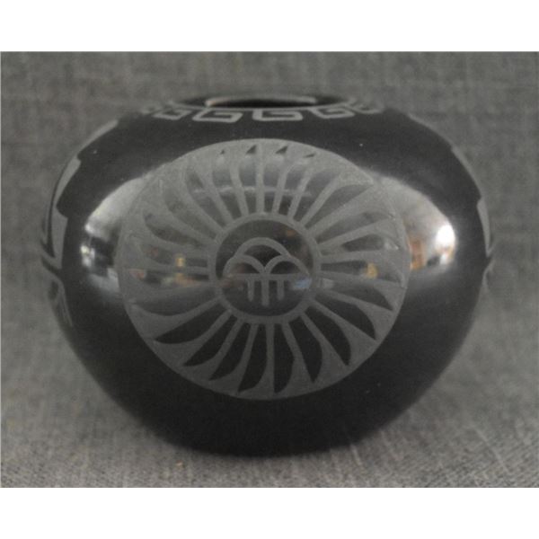 SANTA CLARA POTTERY JAR (MINNIE VIGIL)