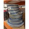 Image 4 : 15-Piece Ceramic Dinnerware Set with Blue and Gold Pattern