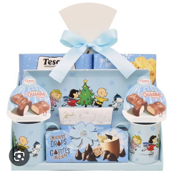 Peanuts 75th Anniversary Gift Set with Mugs, serving dish and Treats