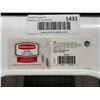 Image 4 : Rubbermaid White Step Stool