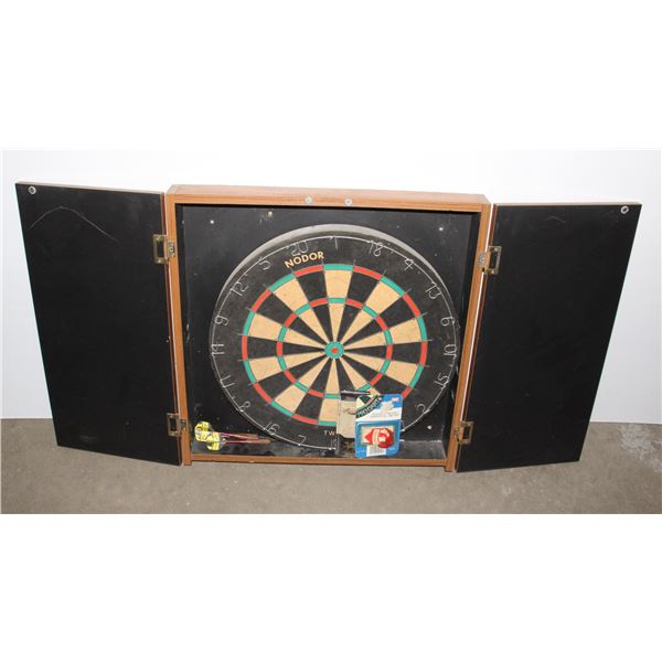 STANDARD DART BOARD WITH DARTS