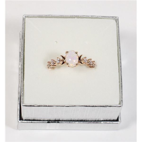 NEW SIZE 7 GOLD TONE MOON DESIGN RHINESTONE RING