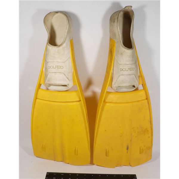 SET OF USED SWIMFINS/DIVING SHOES
