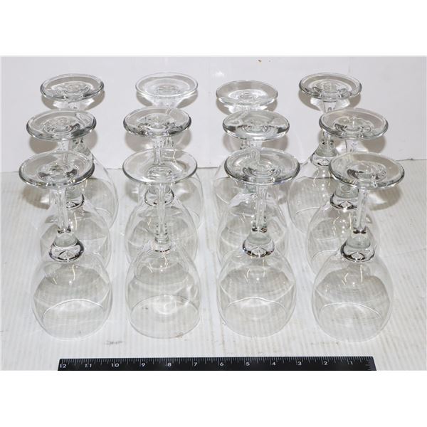 CASE WITH 12 ASSORTED WINE GLASSES