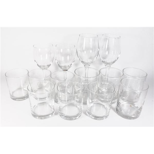 LOT OF ASSORTED GLASSES AND WINE GLASSES DIFFERENT