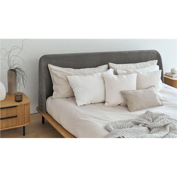 BNIB Sunday's - Easy Edge Queen Bed Oak - 71 x 90 x 35 - Retail Price: $2,250.00 - BED-SH-002-024-0