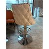 Image 4 : Set of 4 Contemporary Swivel Bar Stools with Tufted Upholstery