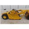 Image 5 : Reuhl John Deere 840 Diesel with Scraper 1/24 Scale Die Cast in Box