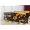 Image 16 : First Gear International 560 Payloader 1/25 Scale Die Cast Construction Pioneer in Box with Manual