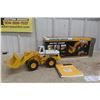 Image 1 : First Gear International 560 Payloader 1/25 Scale Die Cast Construction Pioneer in Box with Manual