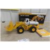 Image 2 : First Gear International 560 Payloader 1/25 Scale Die Cast Construction Pioneer in Box with Manual