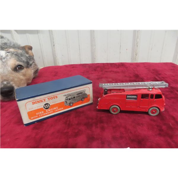 Dinky Toys No 555 Fire Engine with Extending Ladder Commer Fire Engine 1950 to 1970 1/43 Scale in B