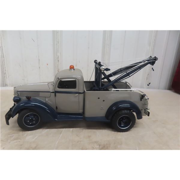 Highway 61 1941 Ford Wrecker Tow Truck, 1/16 Scale Die-Cast