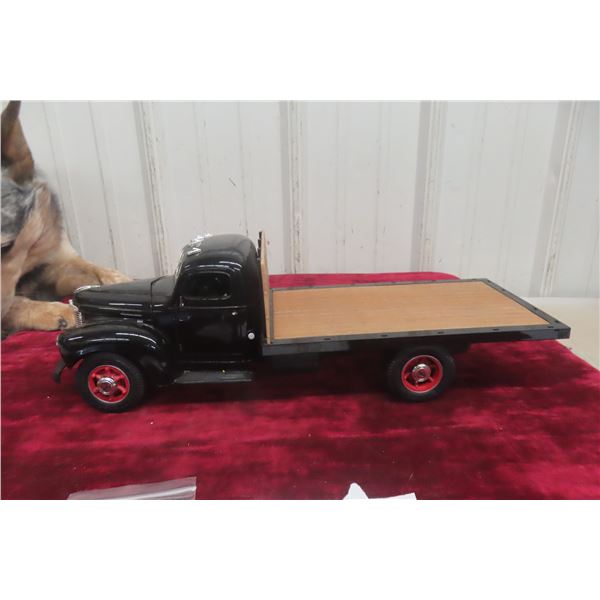 Highway 61 1948 International KB-5 Die-Cast Flatbed Truck, 1/16 Scale