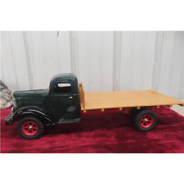 KB7 Wood Flat Bed Delivery Truck, Diecast, 17" Long