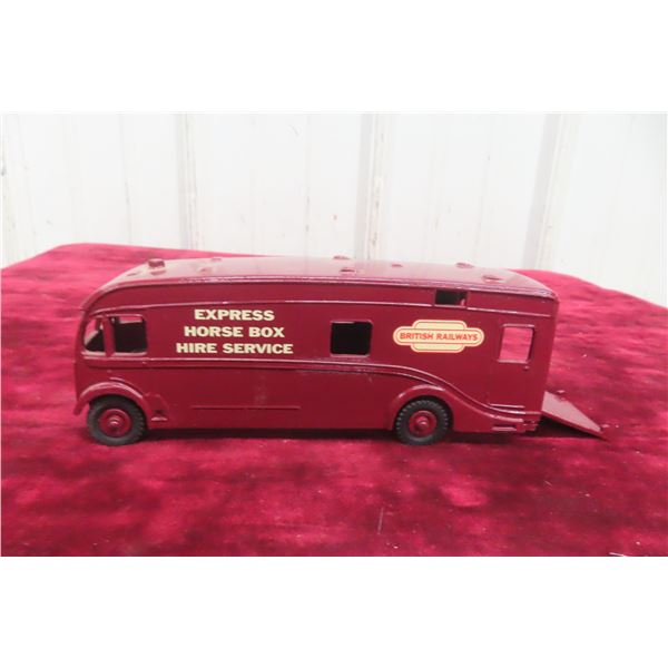 Dinky Supertoy No. 581 Horse Box, 1953, 1/43 Scale