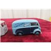Image 5 : 2 Dinky 1/43 465 Morris Van 1957–59 and 30V Electric Dairy Van 1949