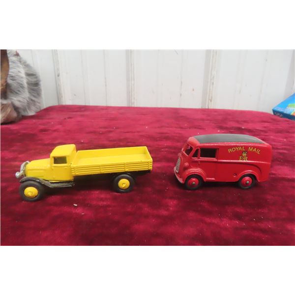 2 Dinky 1/43 260 Royal Mail Morris 1955–61 and Gardeners Van Lorry