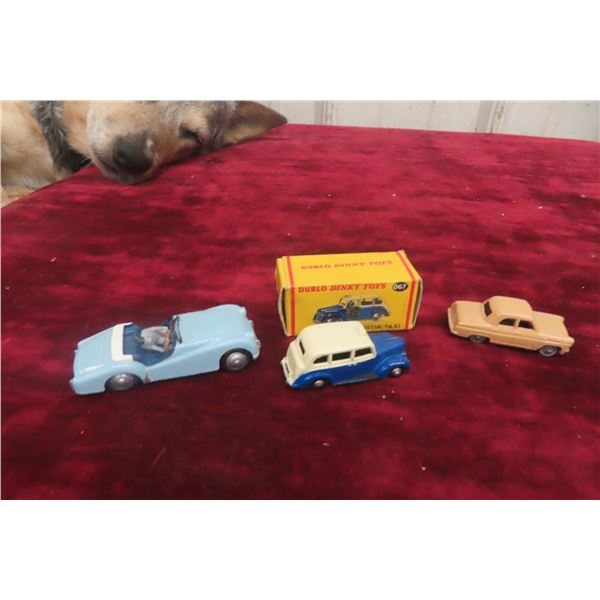 3 Dinky Cars 1/43 105 Triumph 1/76 067 Austin Taxi and 1/76 061 Ford Prefect